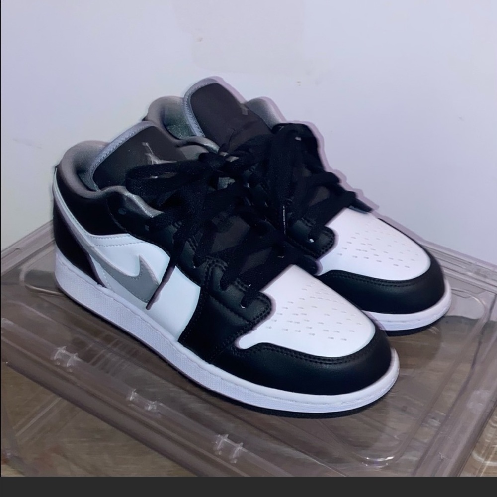 Jordan 1 low black and white